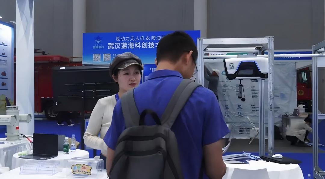 天机充亮相武汉国际应急安全博览会：巡充一体机器人赋能智慧应急新场景
